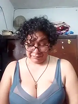 Desnuda al aire libre y masturbar - video by Pupi-Lanegra cam model