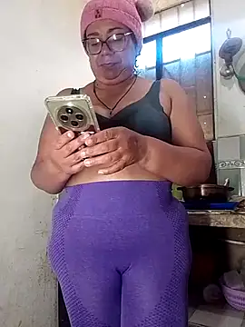 Desnuda y vestir en cocina - video by Pupi-Lanegra cam model
