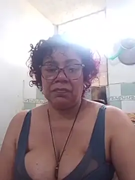 Desnuda y sacudir nalgas – video af Pupi-Lanegra