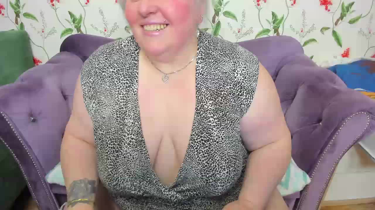 I'm riding you.I do a sloppy blowjob and slap myself on the tits     [26 Apr 23:43] Private Show