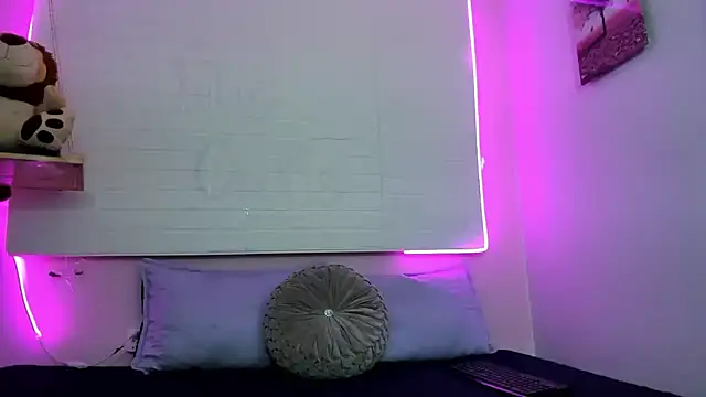 naked dance on the bed - video by EMMA_SWEETT1 cam model