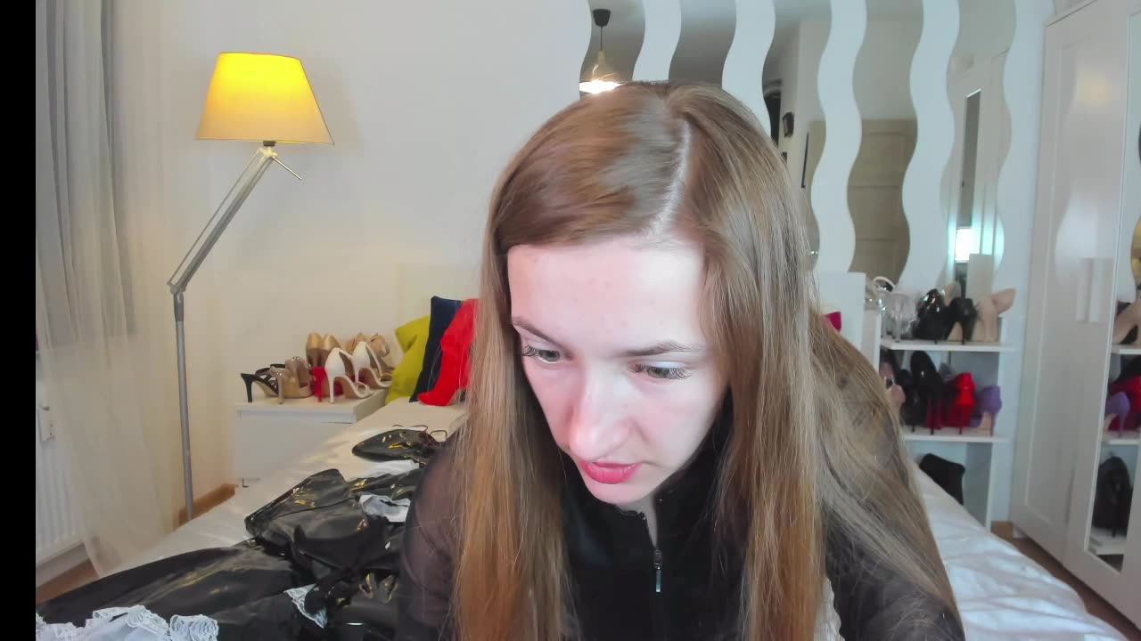 roleplay sexy maid in latex dress and boots - KateRedgar adlı kamera modelinin videosu