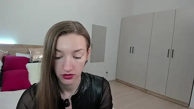 Wearing strapon and latex skirt - vidéo du modèle de showcams KateRedgar