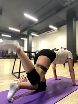 Spanking my ass in the gym - video của người mẫu cam Assole