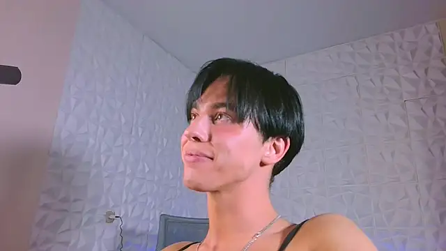 ass in a black latex dress and ask you to cum in my mouth on your knees - vidéo du modèle de showcams Jerry_Bomb