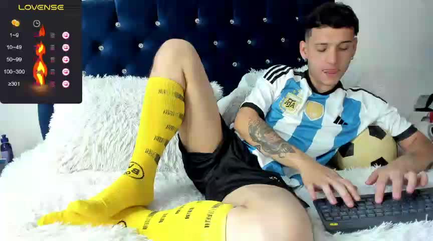 STRAWBERRY JELLY SHOW IN MY TIGHTS AND ON MY FEET - video oleh Noha_white kamera model