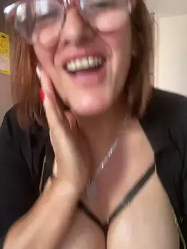 MILF Stripping in the kitchen - βίντεο μοντέλου star_anastasia