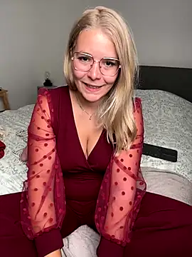 Fan de combi rouge et d’anal ? - video by EmyLana cam model