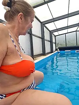 Geil im Poool - video by Supertitten95DD cam model