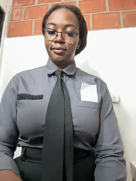 I fuck my pussy with domi at work – video af CiaraEbony cam-model