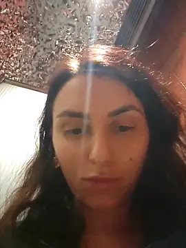 Fully naked seat at your face 😋－カメラキャストのIzabella_Bellaの動画