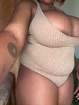 [14 Jun 15:21] Public Show – video od webkamerové modelky BABYBEL_k