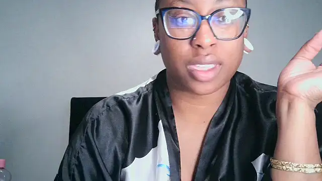 Cumming From The Back - video di Nyxie_Chaos modella di cam