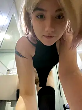 Squats on cam / blowjob & lil dirty talk