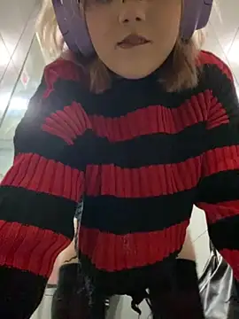 STRIP & FINGERING PUSSY PLAY IN CAFE´S TOILET