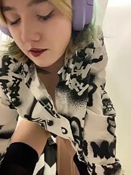 FACESITTING  AND CUMSHOW ORGASM IN PUBLIC TOILET