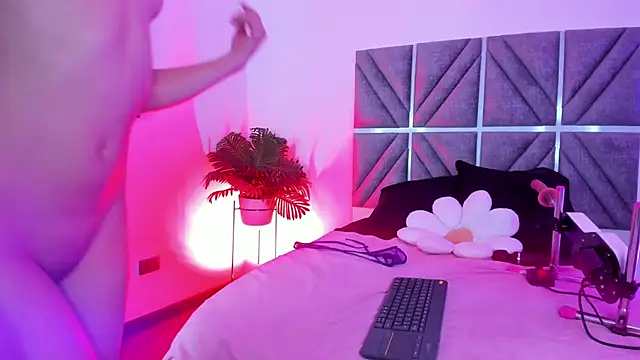 little sexy gril🔥🔥 - video av Laura_Dicardy cam-modell