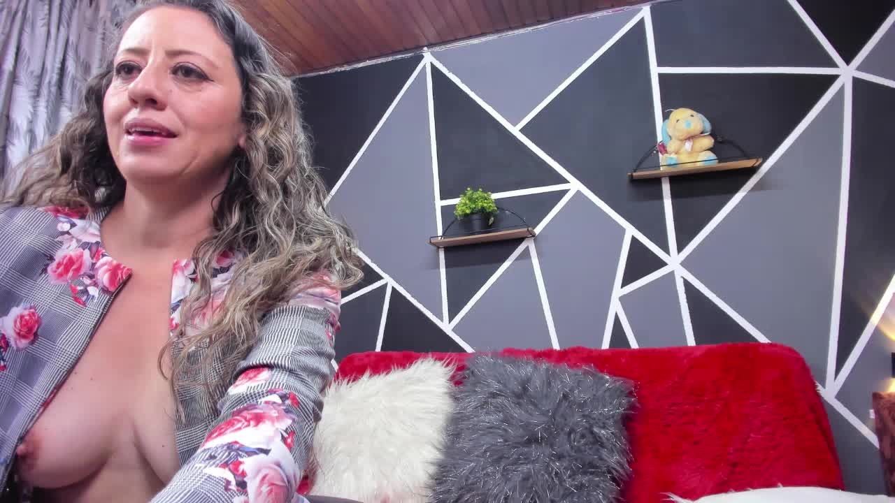 I play with my pussy and my dildo - clip cu miss_hanna07 model videochat