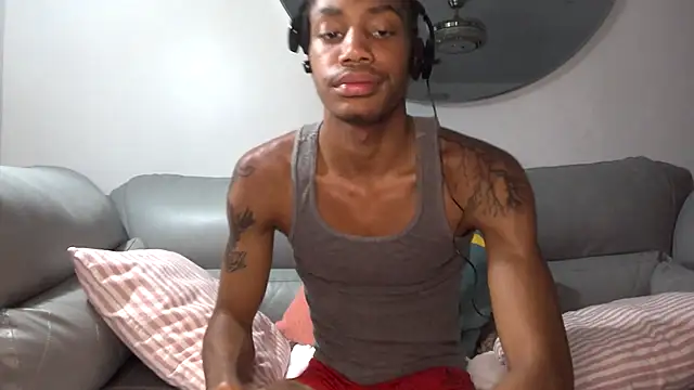 Someone has Titus smell his underwear!?? - video di BlackBullTitus modella di cam