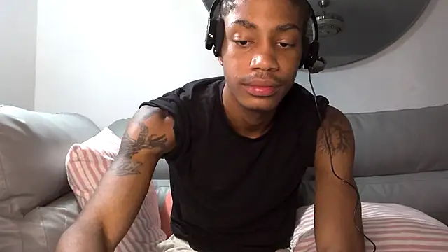 Titus shows off 3 of his underwear & his body! - video di BlackBullTitus modella di cam