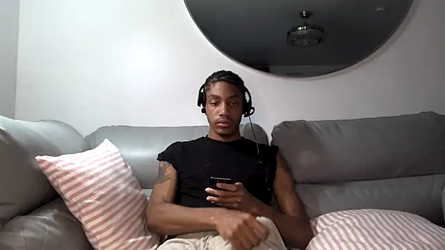 Titus just stoking his oiled up BBC! - video di BlackBullTitus modella di cam