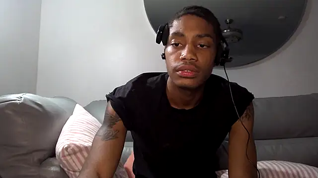 Titus bust a NUT after fucking his pocket pussy - video di BlackBullTitus modella di cam