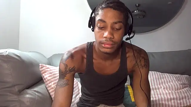 Titus stroking his BBC until he nuts! - video di BlackBullTitus modella di cam