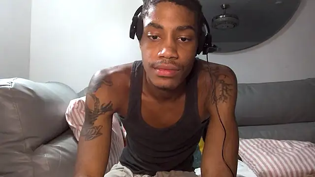 Titus is drained and tries to get out a 3rd nut! - video di BlackBullTitus modella di cam