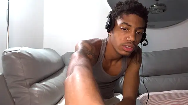 Titus Comparing Dick Sizes! - video di BlackBullTitus modella di cam