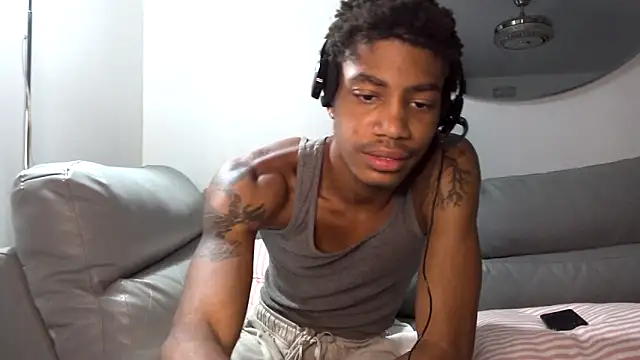 Titus Strokes His BBC For Someone In A Private Show! - video di BlackBullTitus modella di cam