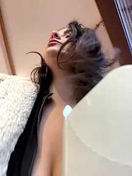 Squirt into glass in public – video od webkamerové modelky Alicia_Hot1