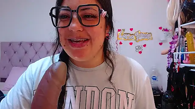 STRIPTIES, SUCKING IT LYING FACE DOWN AND FEET UP ON THE BED - Video von lanaqueen699 Cam-Model