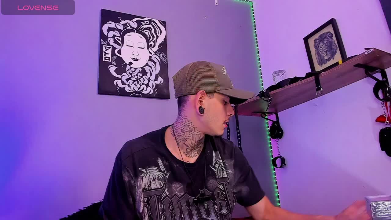 watching gay porn with my bitch part 2 - video by Ceder-Calistenes cam model