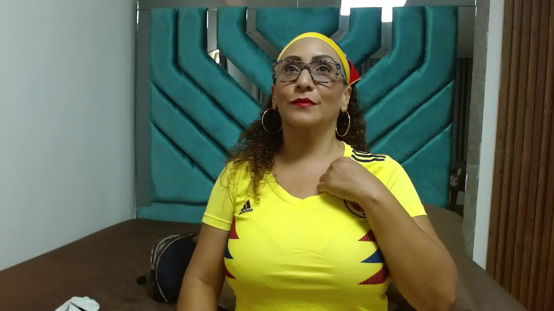 Show ass and pussy - video by EvaMills1 cam model