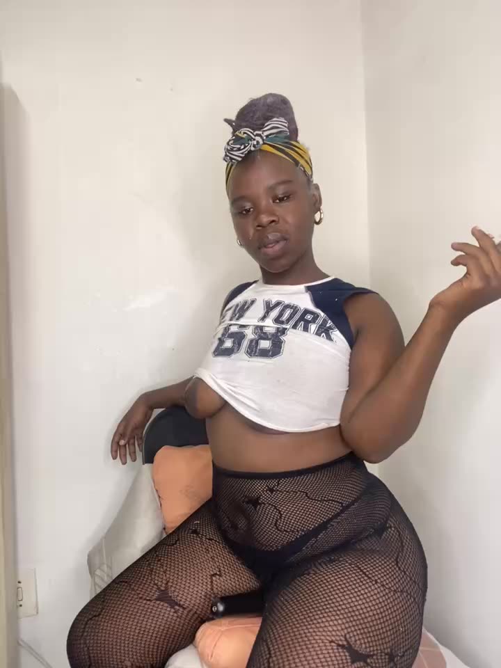 Looking out the window naked in heels while fucking myself for daddy♥️ - video di DarkBerry87 modella di cam