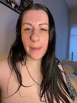 Naked and in sneakers. I squat, show a hole in the ass, show pussy, sit on the floor on a dildo - vídeo de la modelo de cam Evelinia