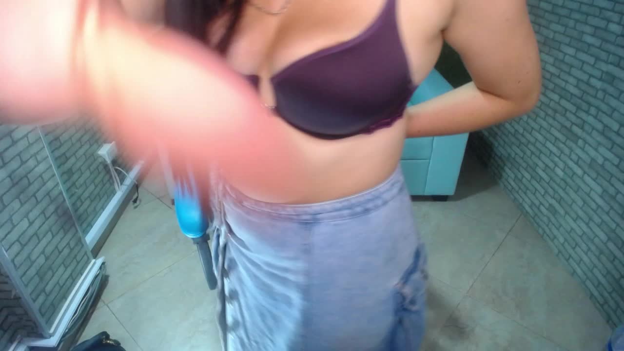 sexy striptease and play with mi tits and pussy🥰🌸