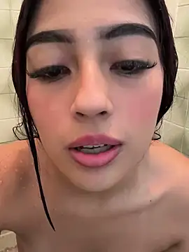 I squirt in the shower💦－カメラキャストのMia-Monroeの動画