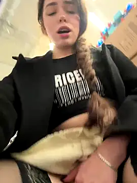 MASTURBATE RIGHT IN THE SUPERMARKET NEAR PEOPLE [20 Sep] - video by pantyless cam model