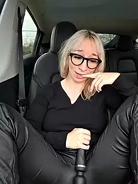 Redif : show pantalon cuir / voiture - video by Giuliana_baby cam model