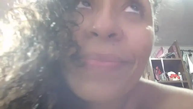 [22 Apr 19:54] Spy Show - video van DanaiOluyi cam-model