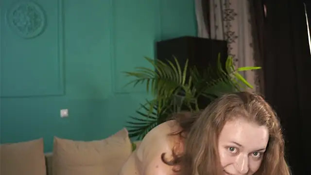 reverse cowgirl with plug in ass mmm and doggy with hyphy - vídeo de la modelo de cam Margot_Ocean