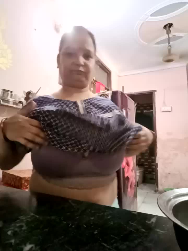 [14 Oct 10:41] Private Show - فيديو من Kavya_kapoor موديل الكام
