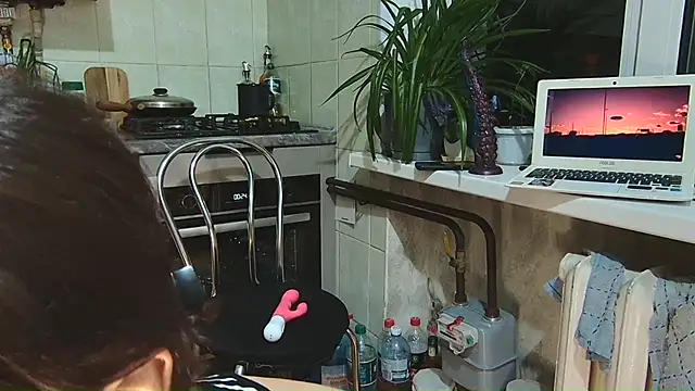 [4 Jun 00:25] Private Show