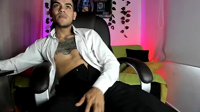 Showing all my body  :) – видео вебкам-модели mikee_scooth