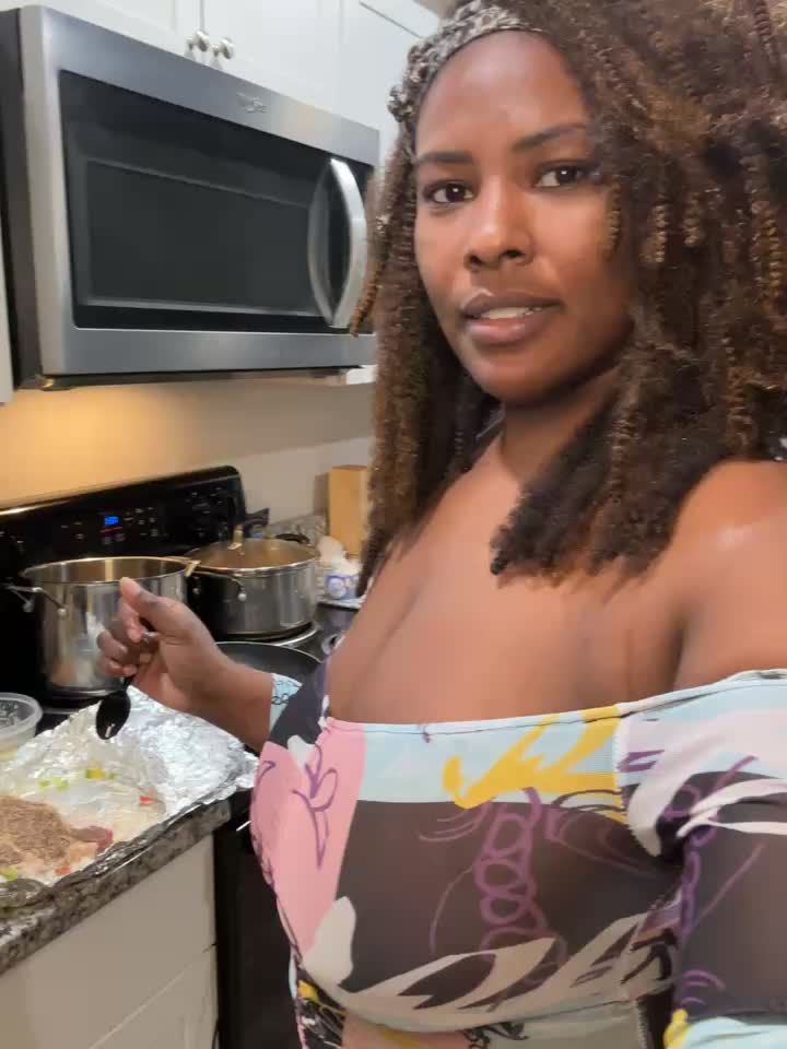 Cooking with snow 🖤 - video by Sexyprofessorsnow cam model