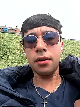 A blowjob to my dildo in the park? - відео від вебкаммоделі cameron_cum