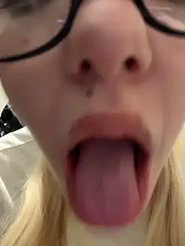 FINGERS IN PUSSY+SHOW ASS IN FITTING ROOM 😳💋 - vídeo de la modelo de cam Milkyy_wway