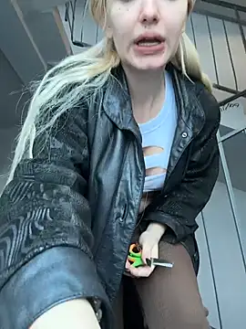 JOIN ME FOR HOT SHOWS IN PUBLIC PLACES 💋🥺 - vídeo de la modelo de cam Mila_NoRules