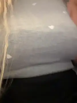 SHOW NAKED TITS IN MALL 🍒